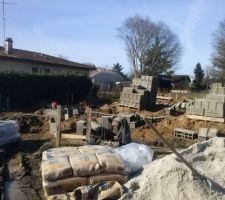 Une petite visite entre midi et deux pour voir le terrain et l'avancement des fondations du sable, du ciment des parpaings c'est parti pour une partie d'assemblage et du béton pour solidifier