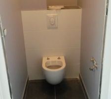 WC du haut pos&eacute;, dommage que le plombier ait pris le mauvais abattant :-(