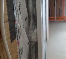 L'entourage des fenêtres: membrane étanche sur mastic étanche et cornière ou lisse pour fixer le placo