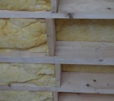 L\'isolation du plafond en 2 couches: 200 entre solives et 100 déroulé sur plancher des combles