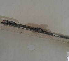 Novembre : porte fen&ecirc;tre salle de bain a l?&eacute;tage toujours pas &eacute;tanche. La flotte gagne le rdc.