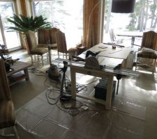 Transformation du salon en atelier.
Notez l\'usage du dyson conjugué à la makita ;-)