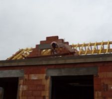 Arasement des briques le long de la charpente