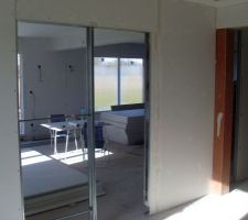 Porte à galandage entre le bureau et le salon