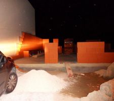 Le mur est arrêté  hauteur du garage, ils doivent scier les planelles et le béton qui a coulé pour qu'il y ait à nouveau un espace de deux à trois cm entre les deux constructions...