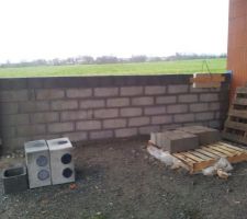 Construction d'un muret (par nos soin) sur le coté du préau arrière.