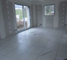 Le carrelage du salon est posé. Manque les joints.