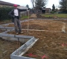 Un ouvrier qui n'avait rien contre et donc petite photo où on voit le monsieur au béret rouge (basque) et on voit l'implantation au sol de la maison