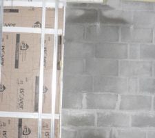 On voit que les parpaings sont mouillés à cause du jour entre garage et maison.