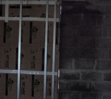 On voit le jour entre les parpaings du garage et les briques de la maison, malgré la présence de polystyrène.