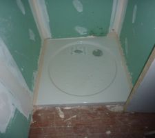 Photo indiquant une erreur de cloisonnement, l'espace devait être de 90 cm... il est de 94 cm...