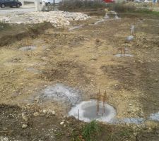 Les grosses pierre pour le début de la construction avec les puits longrine