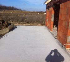Finalement, nous avons décidé de faire réaliser la terrasse par le maçon