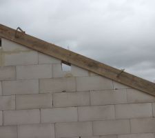 Montée de pignon, avec réservation pour les pannes. On voit bien le chaînage sur rampant