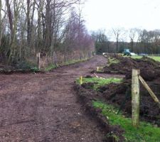 D&eacute;caissement du chemin d'acc&eacute;s ( &agrave; droite l'acc&eacute;s &agrave; notre maison &agrave; gauche celle de mon fr&egrave;re et de mes parenst )