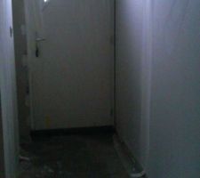 Le couloir l'entr&eacute;e sera plus clair je pense d&egrave;s que le carrelage sera mis et les peintures faites