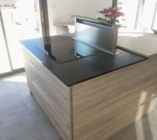 Granit Zimbabwe avec table cuisson et Hotte encastrée relevée