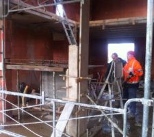 Les ma&ccedil;ons pr&eacute;pare le coulage du palier