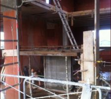 Les ma&ccedil;ons pr&eacute;pare le coulage du palier