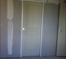 Nos portes coulissantes entre la chambre et le dressing et le dressing et la salle de bain ... y a plus qu'à peindre !!