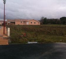 Terrain (suite)
Il s'arr&ecirc;te au 2eme poteau rouge