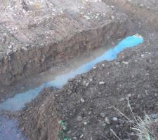 Un peu d'eau dans les rigoles des fondations.