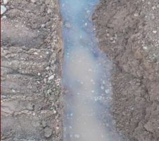 Un peu d'eau dans les rigoles des fondations.