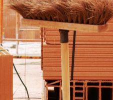 "Nettoyage de chantier chaque fin de journée" (c'est marqué dans notre devis du maçon!)