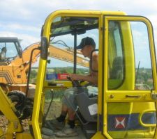 Une 14 tonnes pour terrasser et une 2.5t pour les réseaux et autre bricole; 1 heure de prise en main et c'est bon