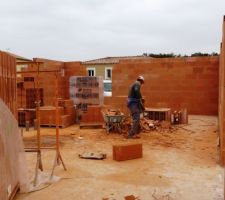 "Nettoyage de chantier chaque fin de journée" - la preuve! En train de ramasser tous les morceaux de briques....pfiou, je ne l'envie pas!