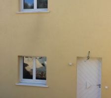 Dixit le Directeur de Travaux, il s'agirait de "laitance de seuil" de la fenêtre du haut. Si j'avais su qu'il fallait le traire, je l'aurais fait plus tôt.