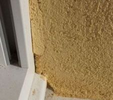 Enduit &agrave; l'angle de la porte fen&ecirc;tre de la cuisine. Il y a pire avec les coffres de stores...