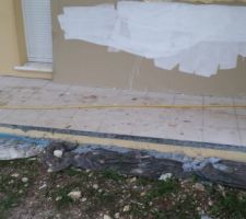 Un must : la terrasse penchée pour évacuer l'eau vers...le vide sanitaire.