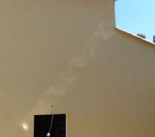 Malfa&ccedil;ons, de mon avis, sur l\'enduit.
Il y en a plein d\'autres comme cela..
Suis-je trop exigeant &agrave; vouloir que &ccedil;a ne soit pas gondol&eacute; ?