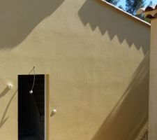 Malfa&ccedil;ons, de mon avis, sur l\'enduit.
Il y en a plein d\'autres comme cela..
Suis-je trop exigeant &agrave; vouloir que &ccedil;a ne soit pas gondol&eacute; ?