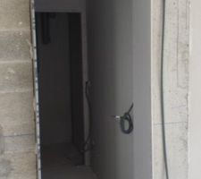 Quand il n'y a pas la distance entre les piliers, on bricole pour que ça passe. Sauf que coté couloir, au lieu d'une cloison, il y a 2 soffites bien laides et un non respect des plans d'exécution.