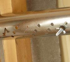 Je n'y connais rien, mais un clou a moitié planté et tordu... Et il n'est pas le seul !
J'ai demande des explications écrites car je n'ai pas confiance ce qui m'a été répondu ce jour-là. Les écrits restent !