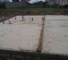 Voilà comment se prépare les fondations -ça se prépare en brouette..de sable et mettre à niveau côté chambre parents , salle de bains et chambre petit homme