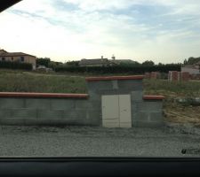 Montage des cl&ocirc;tures en bordure de voirie... Le lotisseur a des gouts pour le moins...particuliers...