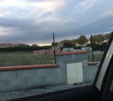 Montage des cl&ocirc;tures en bordure de voirie... Le lotisseur a des gouts pour le moins...particuliers...