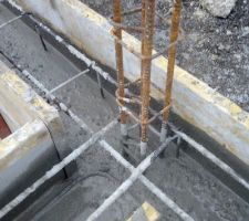 Les longrines sont coulées sur 30 cm environ.