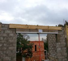 Vue sur la maison voisine également en construction