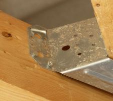 C'est moi ou il y a un truc bizarre ?
Une vis, pas complètement vissée (mais peut-être suffisamment, comment savoir, Maisons du Soleil ne veut pas l'écrire), puis tordue à coups de marteaux...