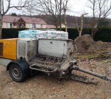 Mise en place échafaudage pour crépir les façades.