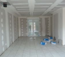 Hier j'avais mise la photo du carrelage de la maison voil&agrave; ce que sa donne avec le carrelage pos&eacute; la c'est la partie salon