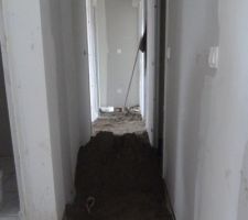 Pr&eacute;paration pour finir le carrelage dans le couloir, le toilette et la salle de bain.