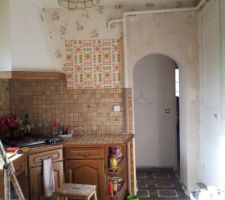 Côté cuisine avec une vue sur l ancien papier qui etait caché par un élément.