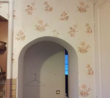 La cuisine avec sa jolie tapisserie et sa petite arche