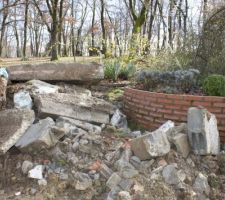 Les restes de l'abris de jardin en dur
