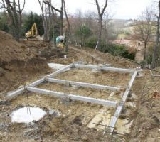 Après avoir placé les socles au cm prêt mise en place des poutres et scellement avec du béton.